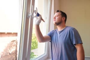 Malerarbeiten an einem Holzfenster in Leer